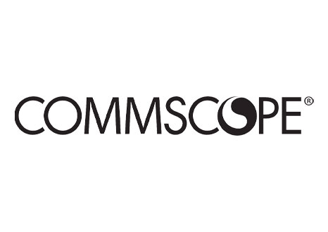 Elektriker fra LH Elteknik arbejder med netværkskabler og udstyr fra Commscope i en installation. Arbejdet viser opsætning og tilslutning af datanetværk i professionelt miljø.