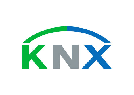 Elektriker fra LH Elteknik arbejder med KNX installation og tilslutter komponenter i en eltavle til styring af lys og funktioner i boligen.